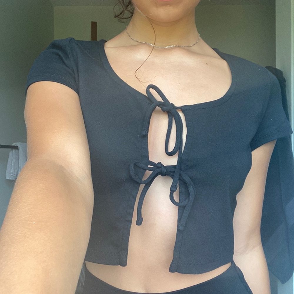 adorable front tie crop top🌸